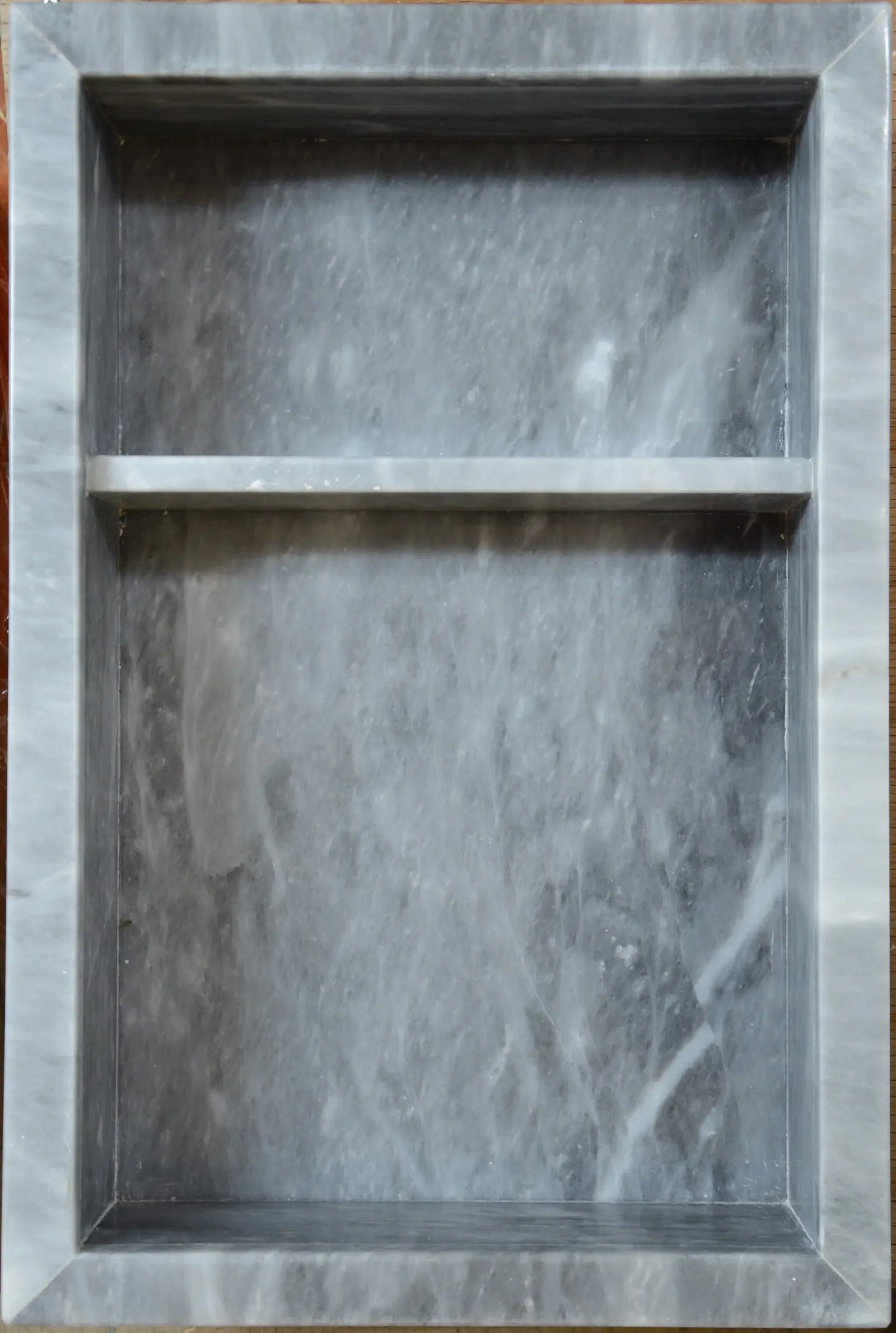 Niche en marbre avec veinage subtil 14 x 21 x 4po gris moyen/gris pale