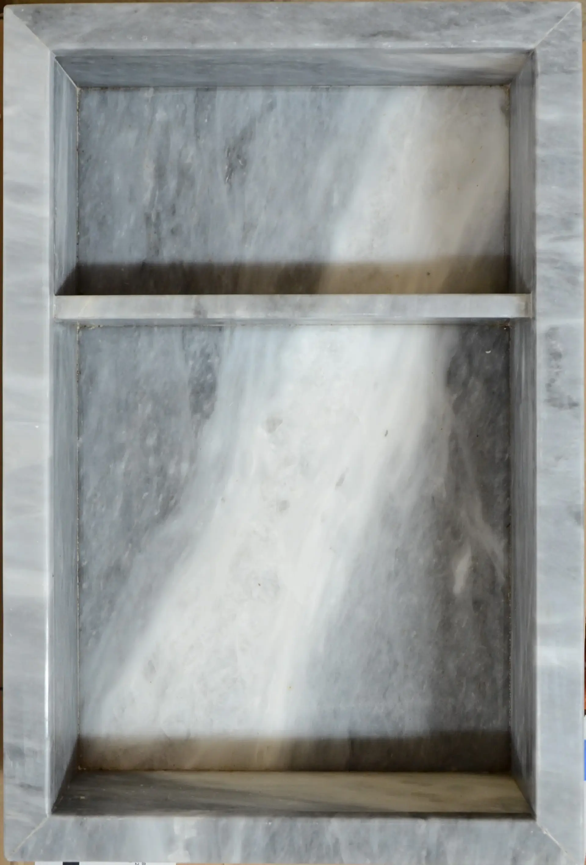 Niche en marbre avec veinage intense 14 x 21 x 4po gris moyen/blanc