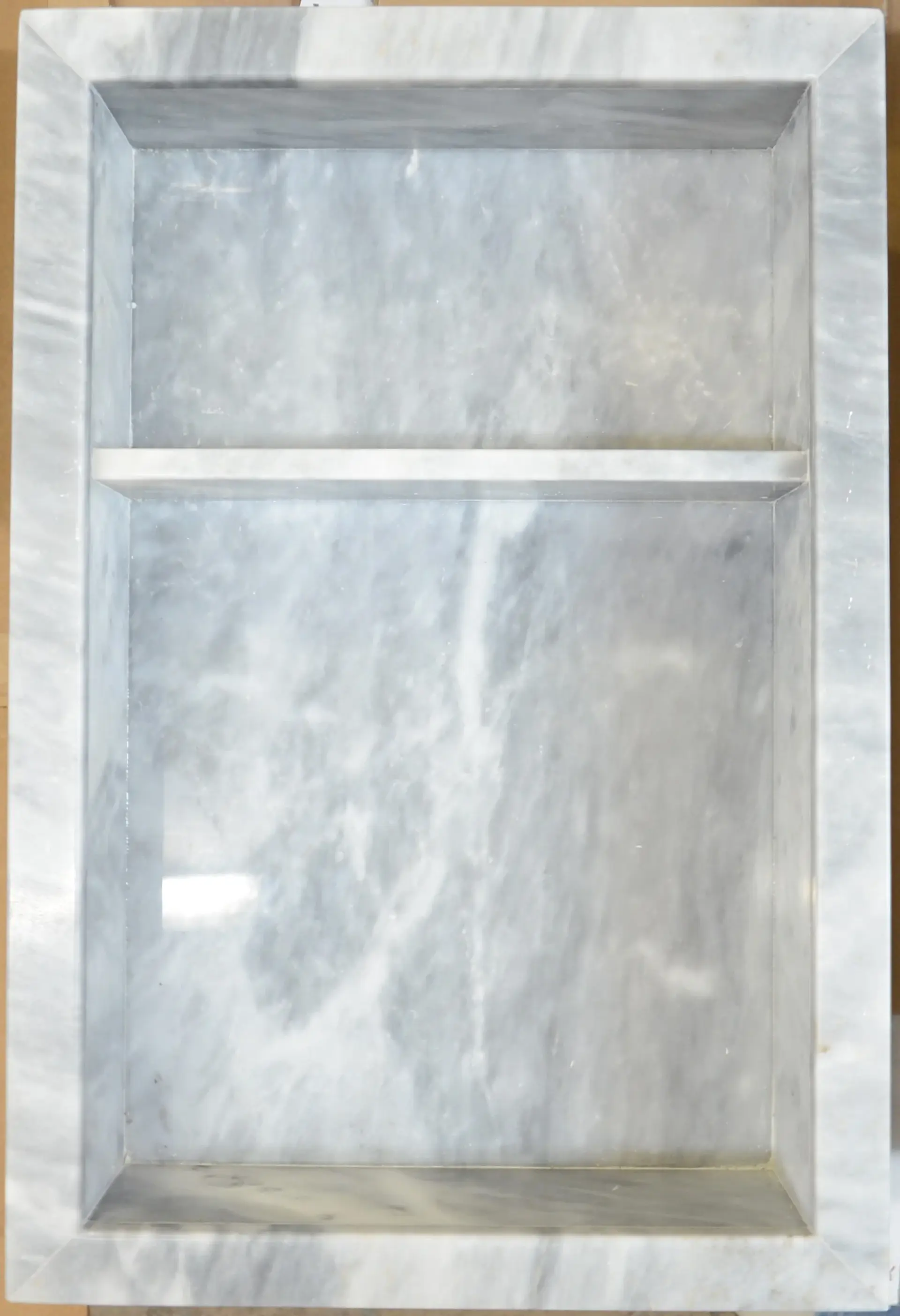 Niche en marbre avec veinage 14 x 21 x 4po gris pâle et blanc