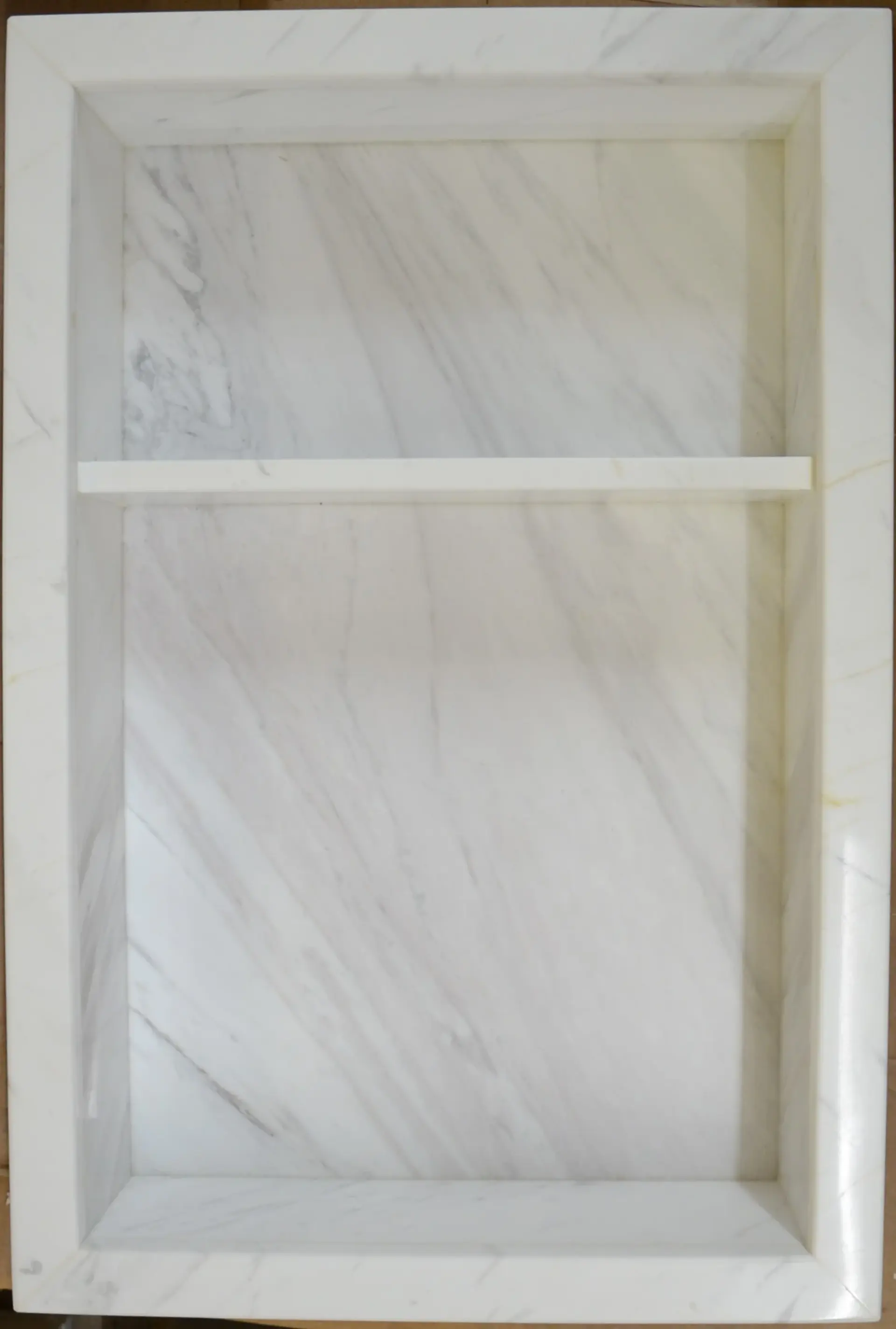 [1LIG-NICHEMARBRE-VEINAGE-BLGR] Niche en marbre avec veinage 14 x 21 x 4po blanc chaud/gris froid